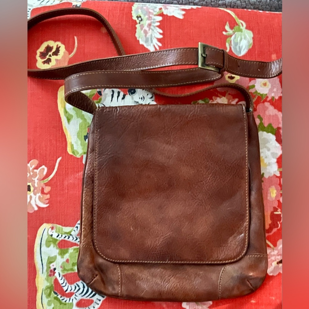 I Medici Firenze Dark Brown Leather Crossbody Messenger Bag. Made in Italy.